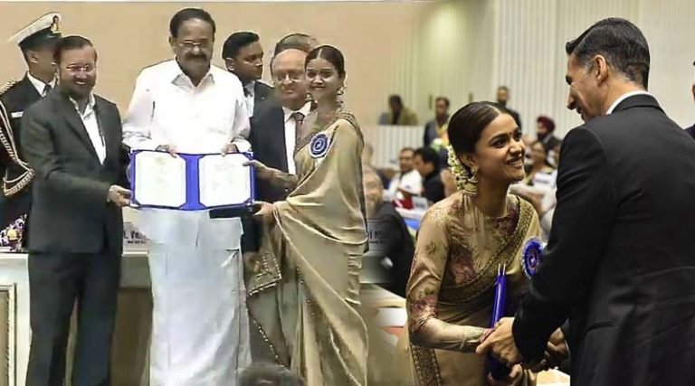 கீர்த்தி சுரேஷ் தேசிய விருதை வாங்கிய  அசத்தல் புகைப்படம்