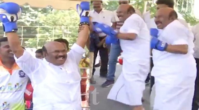 பாக்சிங்கில் அசத்திய அமைச்சர் ஜெயக்குமார்!