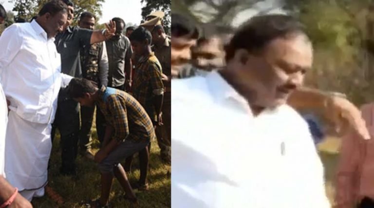 பழங்குடியினர் சிறுவனை கூப்பிட்டு  காலில் செருப்பை கழற்ற சொன்ன அமைச்சர் திண்டுக்கல் சீனிவாசன்