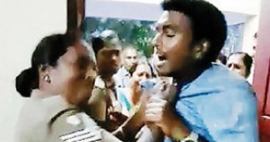 Female police slapped a guy not given bribe