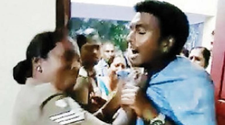லஞ்சம் கொடுக்காததால் பெண் போலீஸ் அடாவடி!