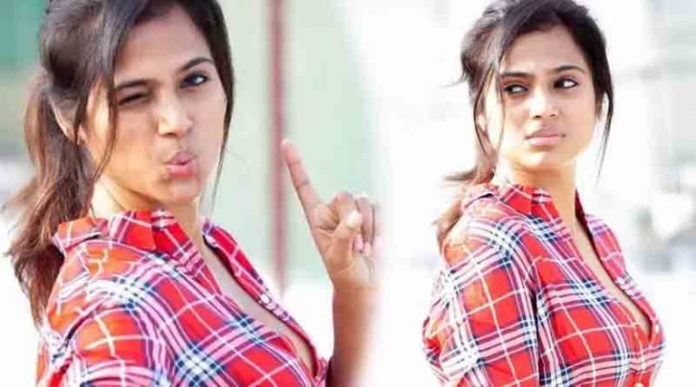சட்டை பட்டனை கழட்டி விட்டு ரம்யா பாண்டியன் கொடுத்த போஸ் – லேட்டஸ்ட் புகைப்படங்கள்