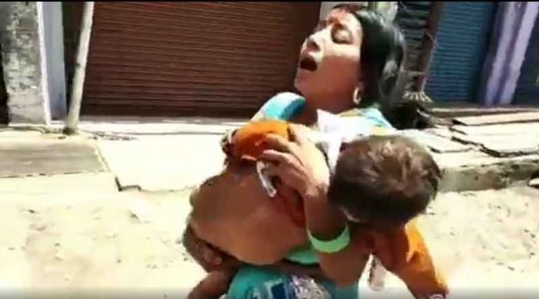 3 வயது குழந்தை ஆம்புலன்ஸ் கிடைக்காததால்  இறந்தது – அதிர்ச்சி வீடியோ