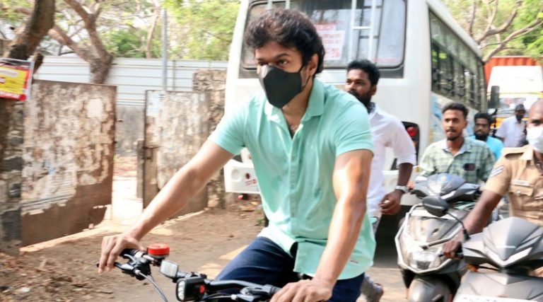 நடிகர் விஜய் வாக்களிக்க சைக்கிளில் வந்தது ஏன்?