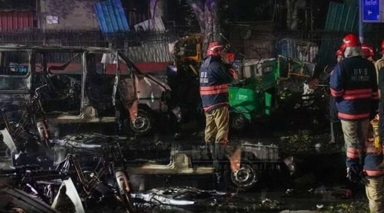 டெல்லியில் செங்கோட்டை அருகே கார் குண்டு வெடிப்பு – 14 பேர் உயிரிழப்பு, NIA விசாரணை தீவிரம்