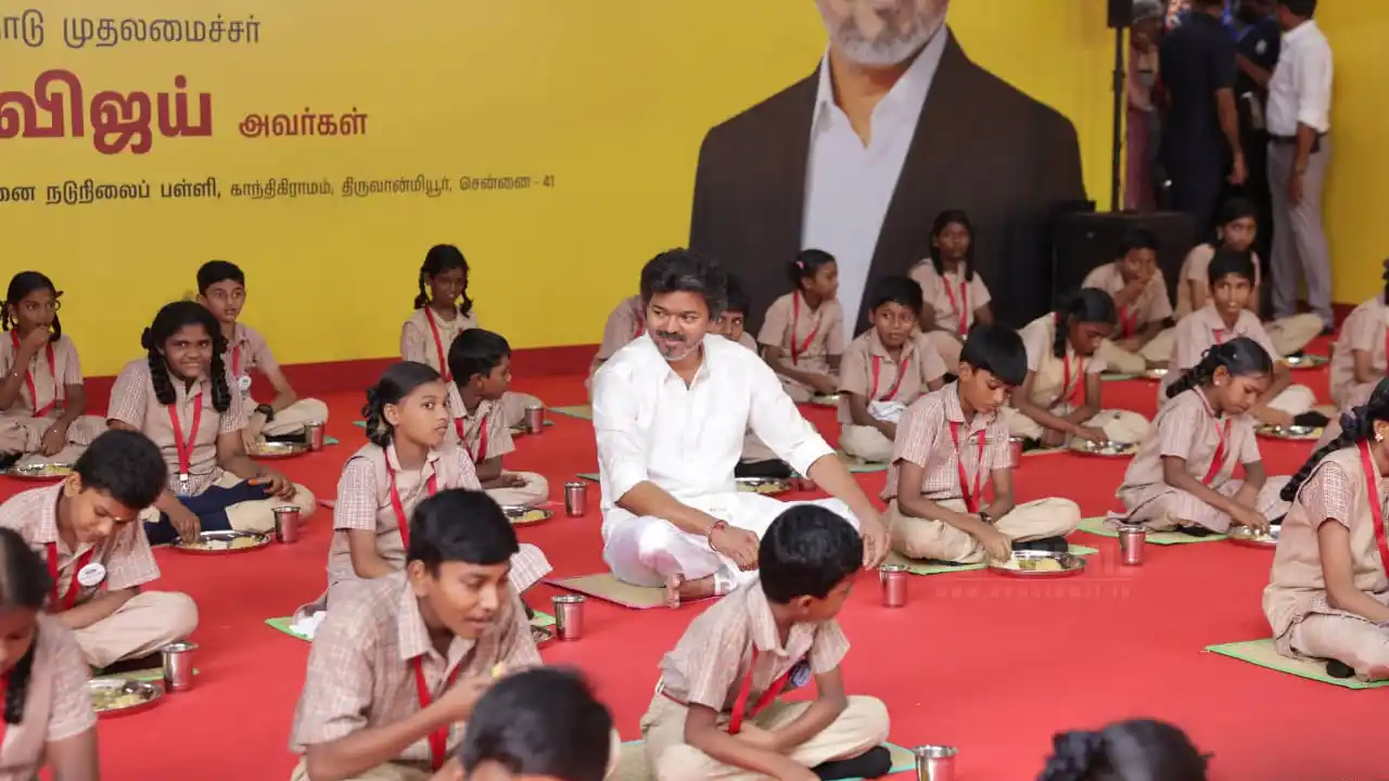 மாணவர்களோடு அமர்ந்து உணவை ருசி பார்த்த முதல்வர் விஜய்!