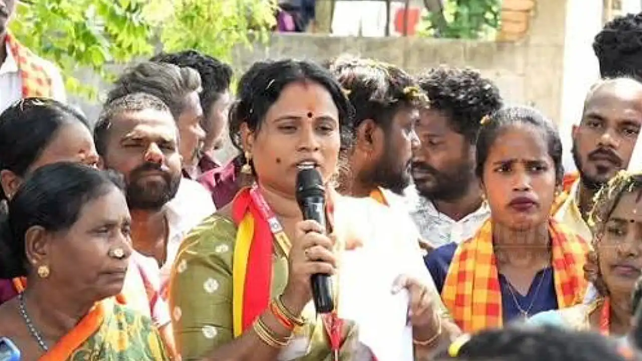 மதுராந்தகம் தவெக வேட்பாளர் மரகதம் குமரவேலுக்கு எதிர்ப்பு.. கிராம மக்கள் சரமாரி கேள்வி!