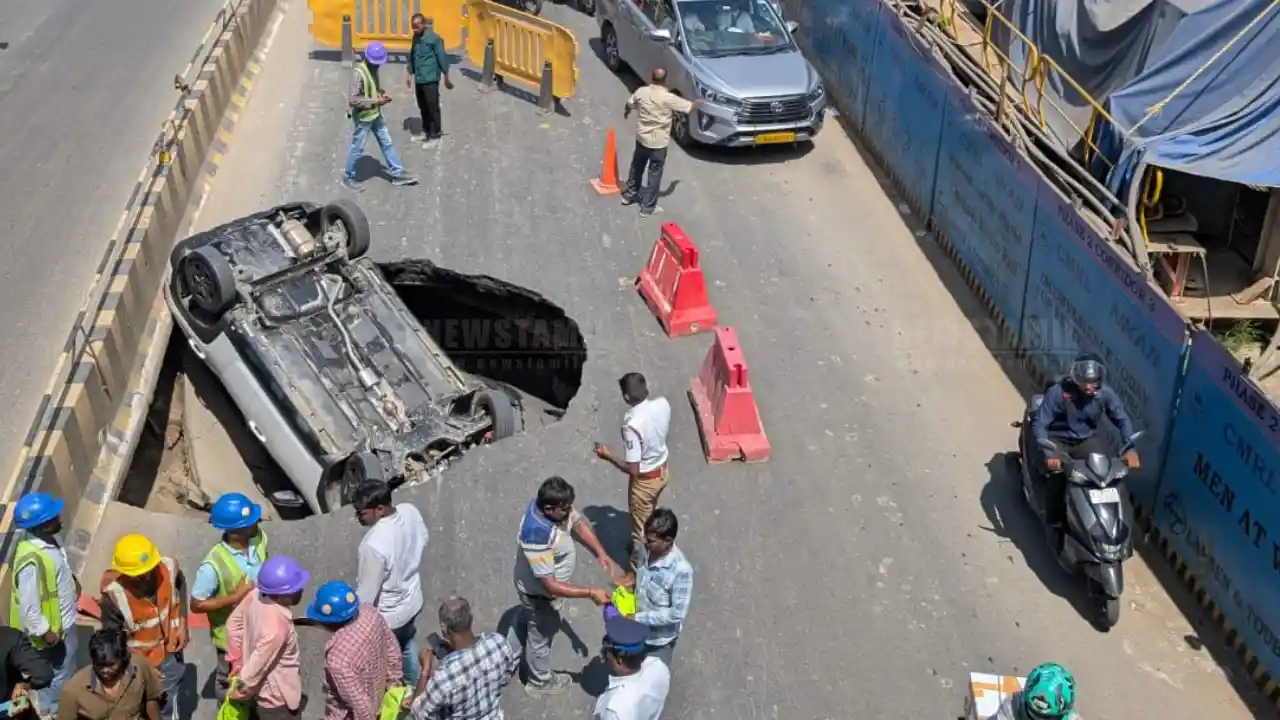 டைடல் பார்க் சாலையில் திடீர் பள்ளம்.. கவிழ்ந்த கார்!